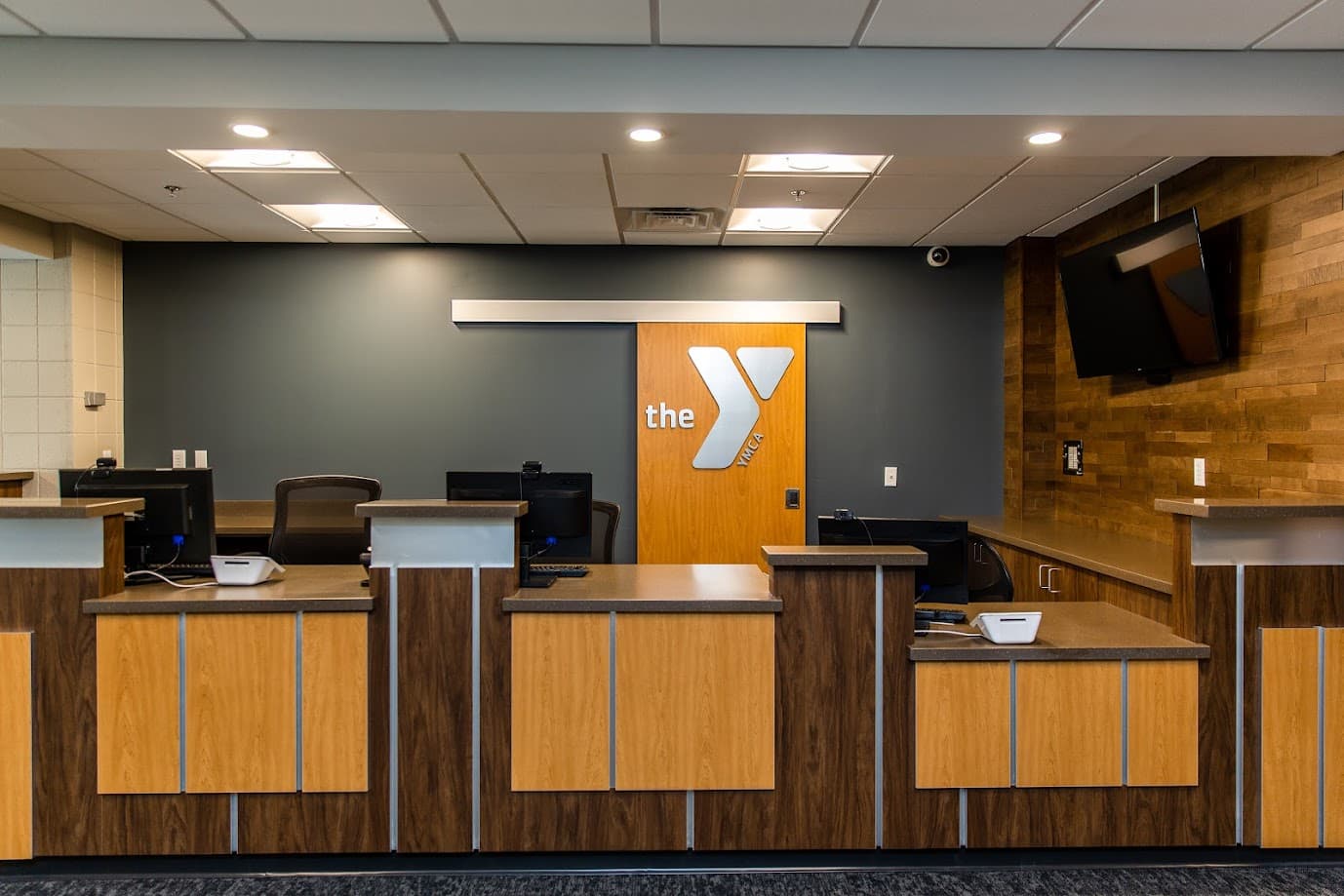 Southwest_Front Desk with SIgnage focusing on check-in area